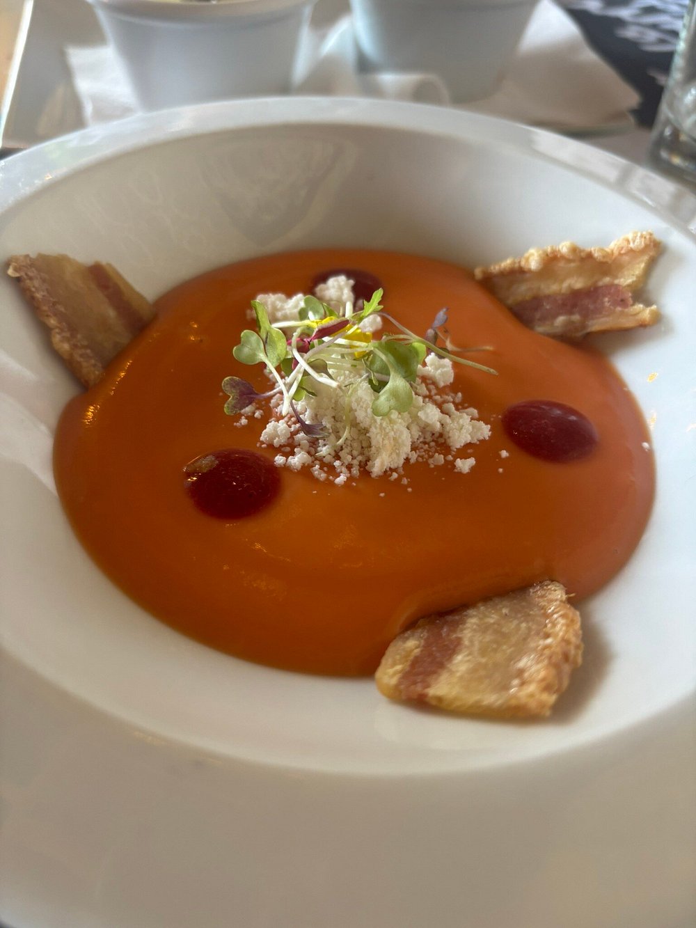 Crema fría o salmorejo con emulsión de aceite y brotes tiernos de decoración.