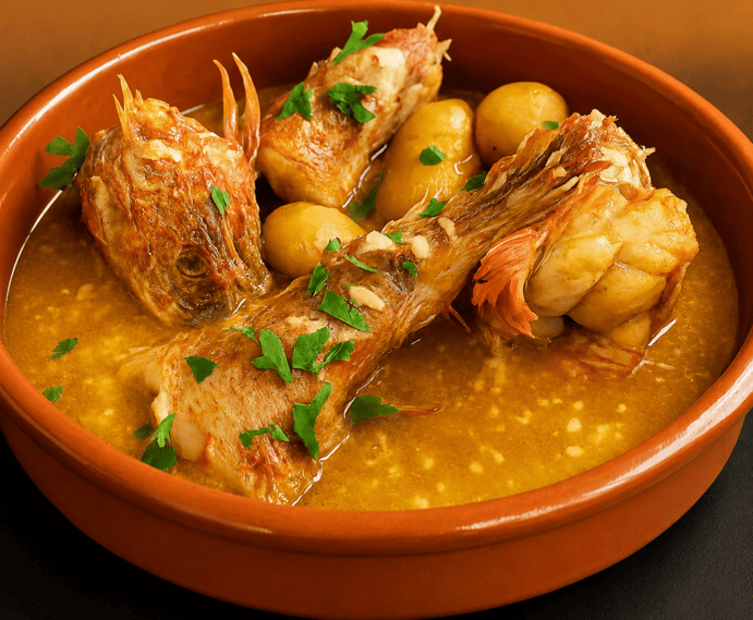 Guiso de carne con patatas en salsa tradicional servido en cazuela de barro.