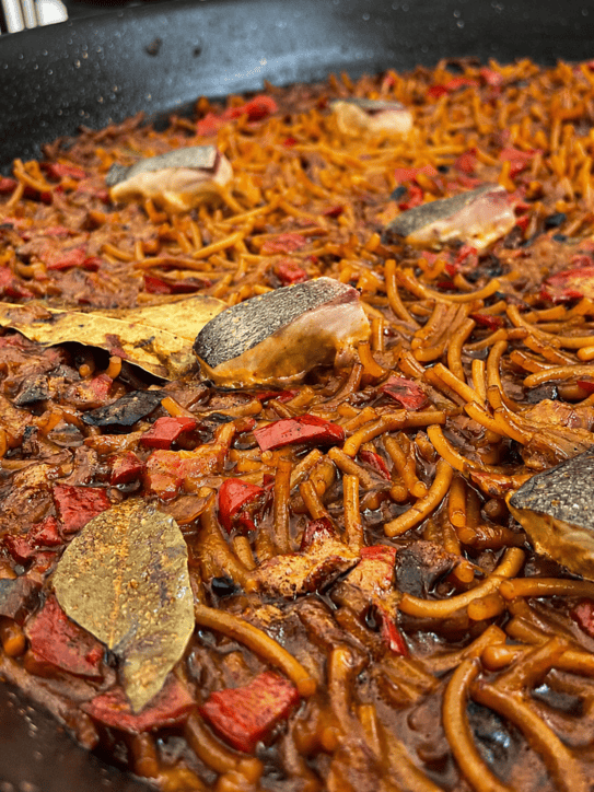 Fideuá tradicional marinera elaborada en paella con marisco.