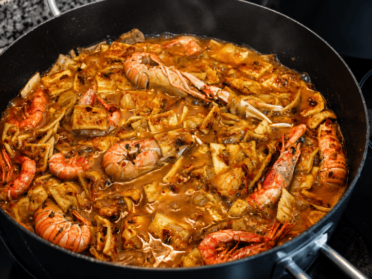 Cazuela marinera de fideos con gambas, cigalas y almejas.